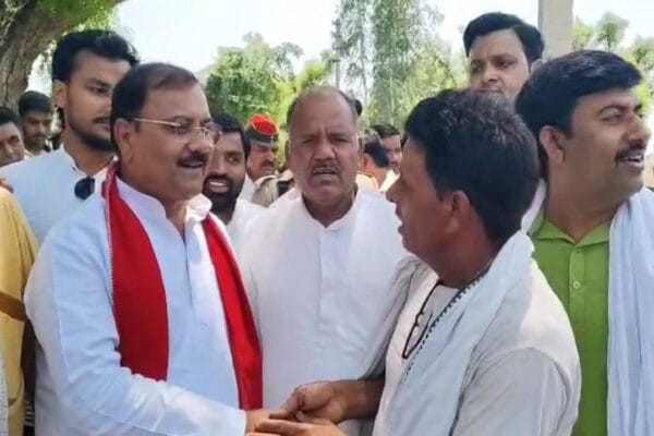 Solider martyred Jammu and Kashmir | SP MP Jitendra Dohre | Etawah ki taza khabar | Etawah News | | Etawah News: सपा सांसद पर फूटा युवाओं को गुस्सा, सुनाई खरी-खोटी