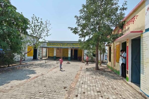 Chandauli News| Chandauli News in Hindi| Chandauli School News| Naugarh news in hindi| Newstrack | Chandauli News: नौगढ़ के सरकारी स्कूलों में घटता विश्वास, निजी स्कूलों की चकाचौंध में खोते बच्चे