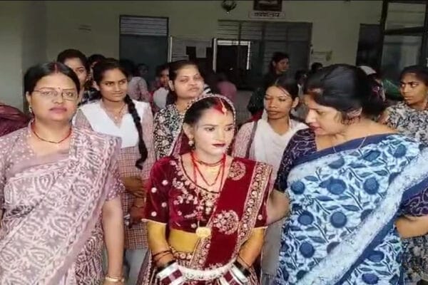 Jhansi Girl on wedding day reached collage to give BA final semester exam | Jhansi ki taza khabar | Jhansi News | | Jhansi News: शादी के मंडप से परीक्षा हॉल तक: परीक्षा देने पहुंची दुल्हन, कलम थामी और लिख दी सफलता की कहानी