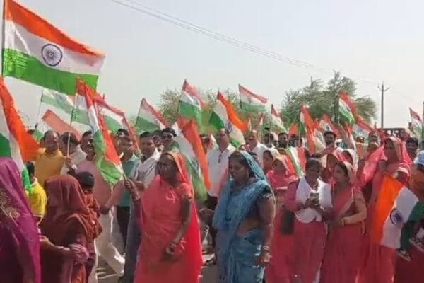 Jalaun News। Uttar Pradesh News | Today Latest Update in Hindi | NewsTrack Hindi News | UP Ka Taaza Samachar in Hindi | Jalaun News: सैनिकों के सम्मान में निकाली गई भारत शौर्य तिरंगा यात्रा, ग्रामीण हुए शामिल