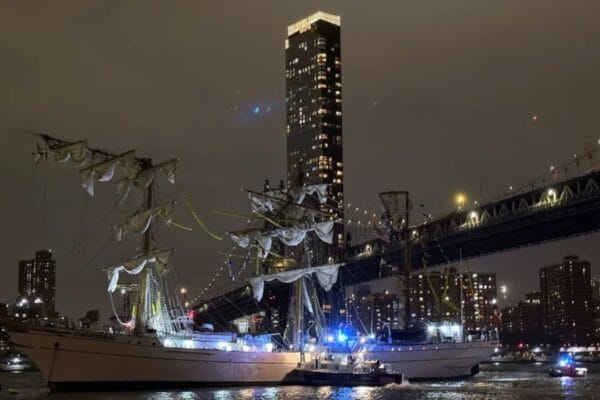 Mexican Navy Ship Collides with Brooklyn Bridge in New York Multiple Injuries Reported | अमेरिका के न्यूयॉर्क में हुआ बहुत बड़ा हादसा, मैक्सिकन नौसेना का जहाज ब्रुकलिन ब्रिज से टकराया, कई लोग घायल