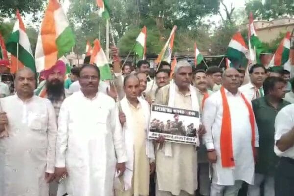 Firozabad News|Tricolor procession taken out from Chaumukhi Mahadev temple to Tehsil trisection in firozabad| UP News in Hindi| Today latest update| Newstrack Samachar | Firozabad News: तिरंगा यात्रा में उमड़ा जन समूह, भारत माता के जयकारों से गूंजी राहें