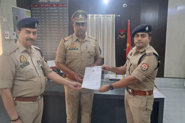 Chandauli Police honored with commendation certificate | Chandauli Police excellent work | Chandauli ki taza khabar | Chandauli News: उत्कृष्ट कार्य करने वाले पुलिसकर्मियों को प्रशस्ति पत्र से किया गया सम्मानित