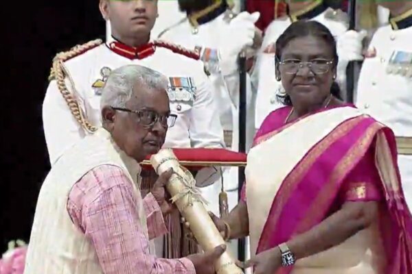 पद्म श्री ने झारखंड के नागपुरी लोक लीजेंड महावीर नायक को सम्मानित किया