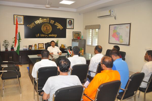 जमशेदपुर डीसी कई अनुप्रयोगों पर शीघ्र कार्रवाई करता है