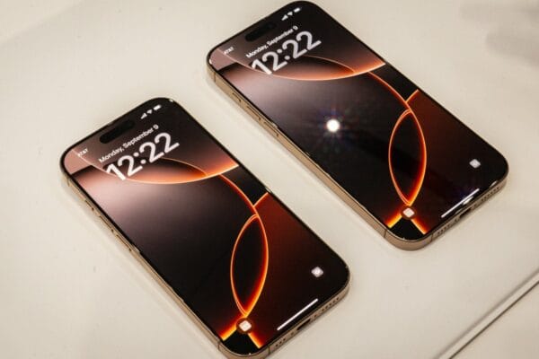 फोल्डिंग iPhone 2026 में आ सकता है, अगर लीकर सहमत हो सकते हैं