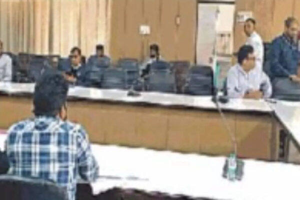 Hapur Prathama UP Gramin Bank Bankers left meeting |Hapur DM | Hapur commissioner | Hapur News | | Hapur News: दबाव में काम नहीं करेंगे, कहकर बैंकर्स ने छोड़ दी बैठक, SDO ने DM और कमिश्नर अवगत कराकर शासन को भेजा पत्र
