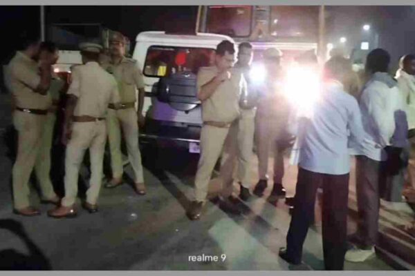 Fatehpur News| speeding truck hit Bolero in Fatehpur three died|UP Latest News| Newstrack Samachar | Fatehpur News: तेज रफ्तार ट्रक ने बोलेरो को मारी टक्कर, तीन की मौत, पांच घायल