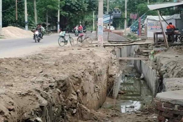 gonda-news-belasar-road-drainage-issue-public-outrage-accident-risk | Gonda news: बेलसर रोड पर अधूरे नाली निर्माण से जनता परेशान,दुर्घटना का खतरा, नगरवासियों में रोष