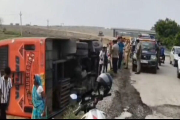 Bus overturned in Hardoi |Hardoi Accident News | Hardoi News in hindi | | Hardoi News: अनियंत्रित होकर पलटी बस, छह यात्री घायल, तीन की हालत गंभीर, जाँच में जुटी पुलिस
