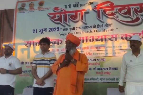 Unnao News| mass yoga practice program organized on 11th International Yoga Day in Unnao| UP News in Hindi| Newstrack Samachar | Unnao News: उन्नाव में 11वां अंतरराष्ट्रीय योग दिवस, साक्षी महाराज ने बढ़ाई कार्यक्रम की सोभा, किया योगाभ्यास
