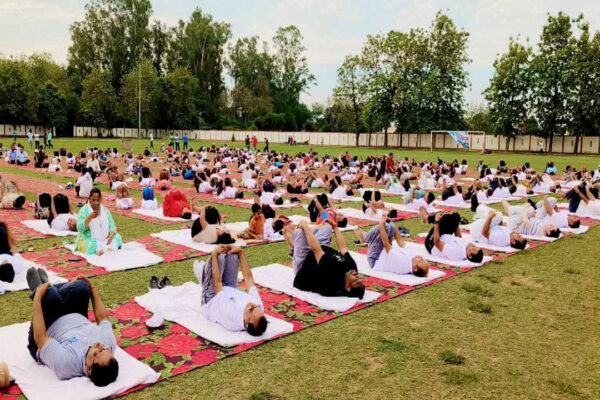 International Yoga Day 2025 |Yoga in Balrampur | Balrampur News | Newstrack UP News| | Balrampur News: अंतरराष्ट्रीय योग दिवस: बलरामपुर में जगह-जगह आयोजित हुआ योग