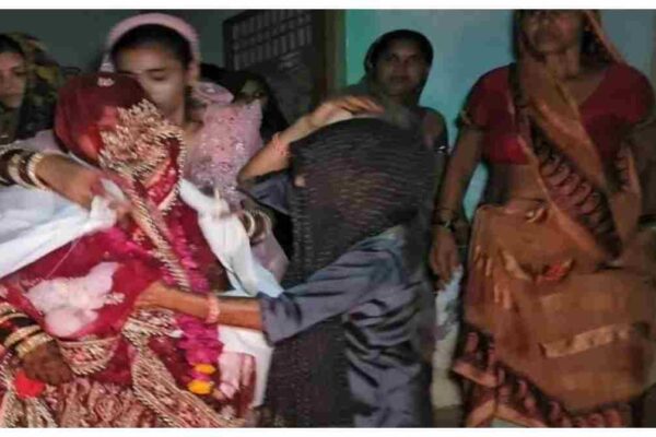 Etah News| Thakur stopped Dalit wedding procession created ruckus in etah|UP Latest News| Newstrack Samachar | Etah News: एटा के ढकपुरा में दलित की बरात ठाकुरों की गली में निकालने पर बवाल: एक पुलिस कर्मी घायल