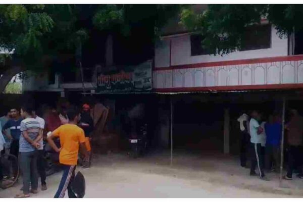 Amethi T Today News|youths dead body found hanging in Amethi| UP Latest News| Newstrack Samachar | Amethi News: अमेठी में युवक का फांसी के फंदे से लटका मिला शव