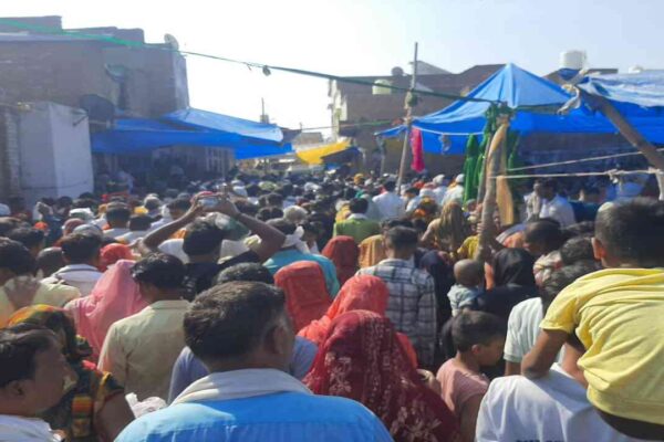Massive Crowd Gathers for Shanishchar Jat in Etah, Allegations of Illegal Parking Fees and Mismanagement Surface | Etah News: एटा में शनिचर जात पर उमड़ा आस्था का सैलाब, अव्यवस्थाओं और अवैध वसूली ने बिगाड़ा आयोजन का संतुलन