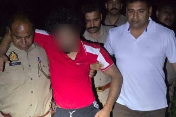 Hapur News| police Encounter with two brothers wanted in cow slaughter case in hapur| UP News in Hindi| Newstrack Samachar | Hapur News: गौकशी के मामले मे वांछित 25-25 हजार के इनामी दो भाइयों से मुठभेड़, एक घायल