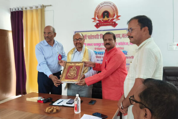 Maa Pateshwari University, Balrampur, Organizes Seminar on “Hindi: Academic Innovation” and Felicitation of Retired Teachers | Balrampur News: माँ पाटेश्वरी विश्वविद्यालय, बलरामपुर में “हिन्दी: अकादमिक नवाचार” पर संगोष्ठी, सेवानिवृत्त शिक्षकों का सम्मान