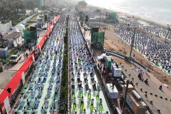 पीएम मोदी विजाग में अंतर्राष्ट्रीय योग दिवस का नेतृत्व करते हैं; 3 एल लोगों के बीच सीएम नायडू इवेंट में शामिल होते हैं
