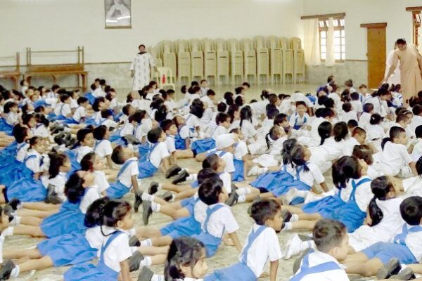 कार्मेल जूनियर किड्स ने जॉयफुल भागीदारी के साथ योग दिवस को चिह्नित किया