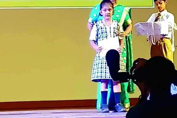 फैज़ान अशरफ बैग जूनियर लोयोला अवार्ड, स्कूल ने 280 मेधावी छात्रों को फेल किया