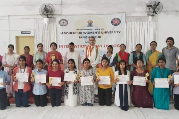 Jamshedpur महिला विश्वविद्यालय ऊर्जा, लालित्य के साथ योग दिवस को चिह्नित करता है