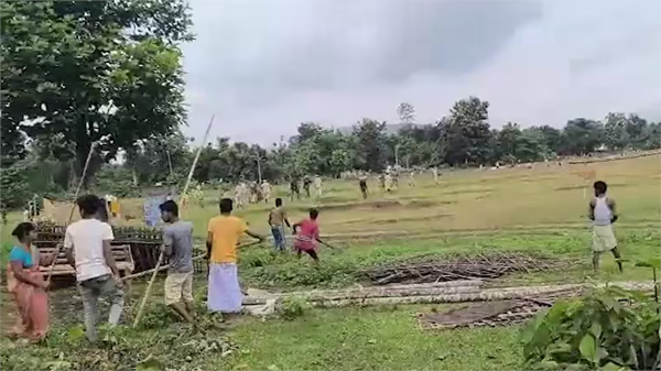 The villagers who went to remove the encroachment, the villagers pelted and firing, 1 killed