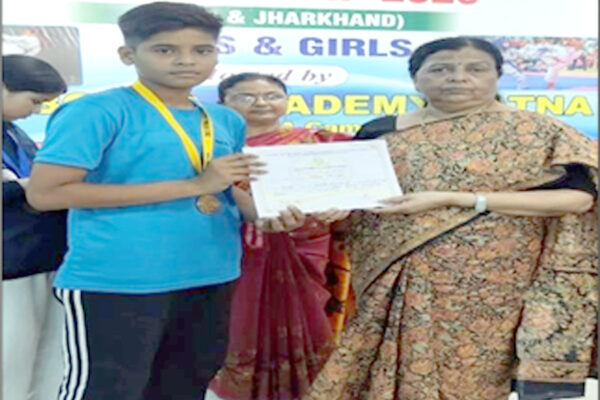 दयानंद पब्लिक स्कूल जमशेदपुर के छात्र कराटे, योगा, और एथलेटिक्स में सिसस टूर्नामेंट में उत्कृष्टता प्राप्त करते हैं