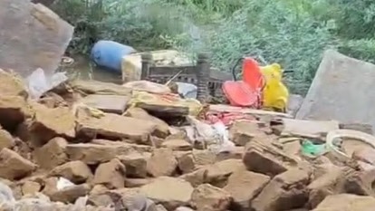 Chandauli: Natural Calamity Strikes Naugarh, Mud House Collapses Due to Rain, Elderly Man Injured | Chandauli News: कुदरत का कहर, नौगढ़ में मूसलाधार बारिश से ढहा कच्चा मकान, बुजुर्ग मलबे में दबे