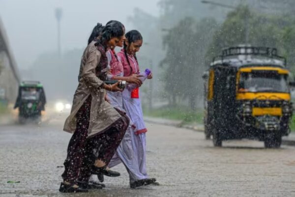 4 July up monsoon update| UP Monsoon Update| weather alert today| Lucknow weather Update Today | UP Monsoon Update: यूपी धीमी है मानसून की रफ़्तार! कहीं बारिश तो कहीं गर्मी से बुरा हाल, जानिए आज के मौसम का पूरा हाल