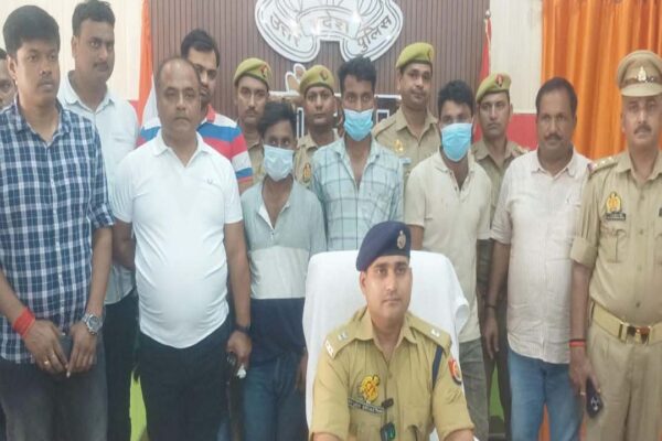 Notorious Inter-District Gang Busted in Jaunpur; 3 Looters Caught with Gold, Cash, Weapons | Jaunpur News: तीन जिलों में लूटपाट करने वाला गिरोह धराया: जौनपुर पुलिस ने तीन शातिर बदमाशों को किया गिरफ्तार, हथियार, नकदी और लूटा गया सोना बरामद