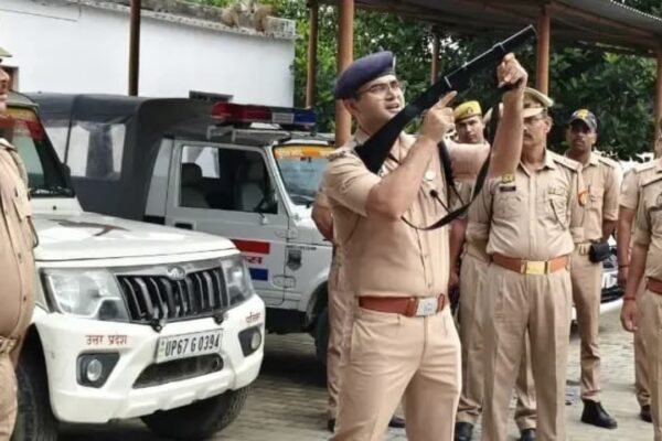 Chandauli News|Friday parade organized in Chandauli Police Line SP gave training on fitness and crime scene handling| UP News in Hindi| Newstrack samachar | Chandauli News: चांदनी में चमकी खाकी: पुलिस अधीक्षक ने परखी परेड, सुरक्षा व्यवस्था को किया चाक-चौबंद