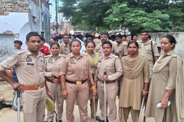 Lakhimpur Kheri: Clash During Taziya Procession, Stone Pelting After Powder Thrown at House; Heavy Police Deployment Amidst Tense Situation | Lakhimpur Kheri News: ताजिया जुलूस के दौरान बवाल, घर पर पाउडर फेंकने के विरोध में पथराव; गांव में तनाव, भारी पुलिस बल तैनात