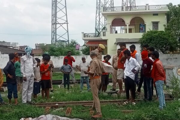 Chandauli News|Man Dies After Being Hit by Train While Trying to Cross Closed Railway Crossing| UP News in Hindi| Newstrack samachar | Chandauli News: जल्दबाज़ी बनी जानलेवा, पल भर में ही सब हो गया समाप्त
