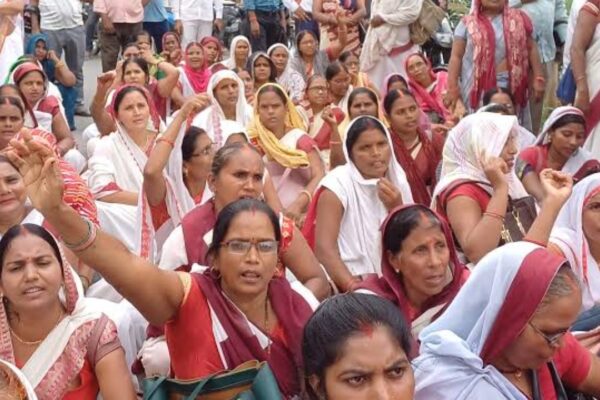 Chandauli News| ASHA Workers Protest in Chandauli Demand dues Before Polls| UP News in Hindi| Newstrack samachar | Chandauli News: चंदौली में चुनावी बिगुल से पहले आशा बहुओं का हल्ला बोल: मानदेय की मांग पर सरकार को चेतावनी