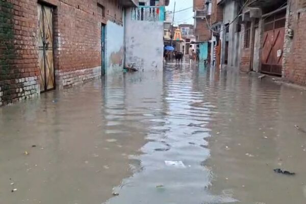 Banda News|Waterlogging at Lohia Bridge Shankar Nagar Exposes Municipal Corporation Failures in Banda| UP News in Hindi| Newstrack samachar | Banda News: लोहिया पुल–शंकर नगर में जलभराव से मोहल्ले वाले परेशान, बारिश ने खोल दी नगरपालिका की पोल