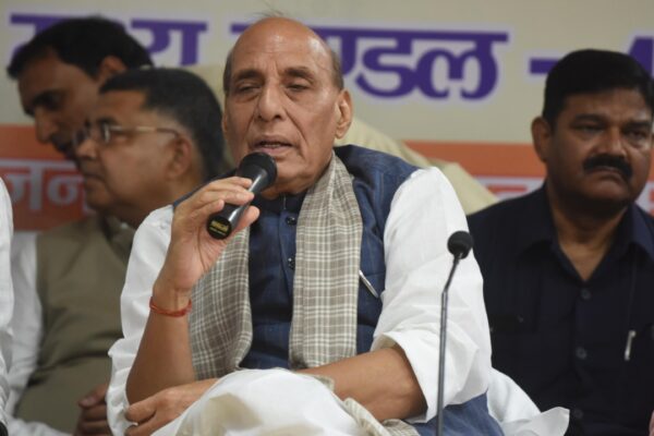 Lucknow News|defence minister Rajnath Singh Two-Day Visit in Lucknow| UP News in Hindi| Newstrack samachar | Lucknow News: लखनऊ में राजनाथ सिंह ने भरी हुंकार! प्रबुद्ध जन संवाद कार्यक्रम में विपक्ष पर बोला हमला, कहा- ‘जातिवाद में उलझाना चाहता है विपक्ष’