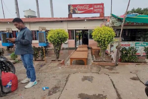 “Kanpur Dehat: Waterlogging at Sikandra’s Surya Hotel Troubles Guests” | Kanpur Dehat News: कानपुर देहात: सिकंदरा के ‘वीआईपी’ होटल में जलभराव, मेहमान परेशान