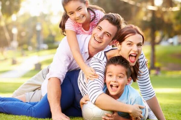 Family emotional connection | Family unity and peace | Family relationship advice | Trust in relationships | Newstrack Relationship News | Newstrack Today News | रहना चाहते हैं हमेशा खुश, तो आज से ही अपनाएं ये छोटी-छोटी बात, बढ़ेगा प्यार