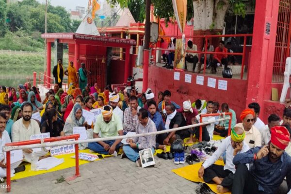 Varanasi: Rajbhar Community Holds Protest After Violent Clash; Administration Accepts Demands, Forms SIT, Provides Security to Victim Family | Varanasi News: वाराणसी: राजभर परिवार और सिंह परिवार के बीच खूनी संघर्ष के बाद राजभर समाज का धरना, प्रशासन ने मानीं मांगें; SIT गठित