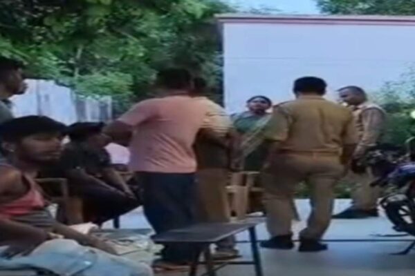 Shravasti: Woman Found Hanged in Sugarcane Field, Jail Guard Dies After Falling From Roof; Police Investigate Both Suspicious Deaths | श्रावस्ती: संदिग्ध परिस्थितियों में महिला का शव पेड़ से लटका मिला, जिला कारागार के आरक्षी की छत से गिरकर मौत; पुलिस जांच में जुटी