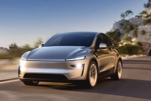 Elon Musk’s Tesla which recently launched its Model Y has made its debut in India electric vehicle marketplace by opening an experience center in Mumbai | Tesla Model Y Iphone Control: आईफोन से कंट्रोल होगी नई टेस्ला, कंपनी ने पेश किया नया फीचर