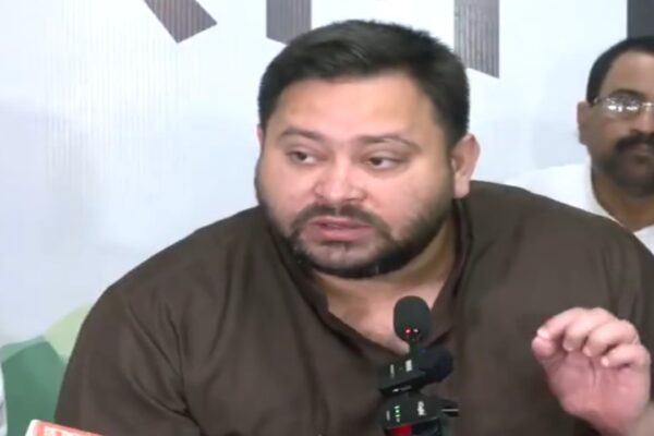 Tejashwi Yadav surrounded the Election Commission on SIR Mahagathbandhan raised the demand for transparency big controversy in the election process | तेजस्वी यादव ने SIR पर चुनाव आयोग को घेरा: महागठबंधन ने पारदर्शिता की उठाई मांग, चुनावी प्रक्रिया में बड़ा विवाद!