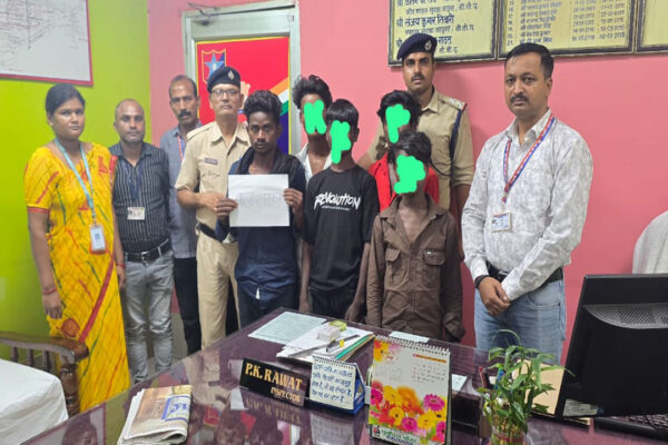 Chandauli: RPF Rescues Four Minors from Train, One Accused Arrested in Child Trafficking Case | Chandauli News: आरपीएफ की बड़ी कार्रवाई, ट्रेन से चार नाबालिग बच्चों का रेस्क्यू; एक अभियुक्त गिरफ्तार