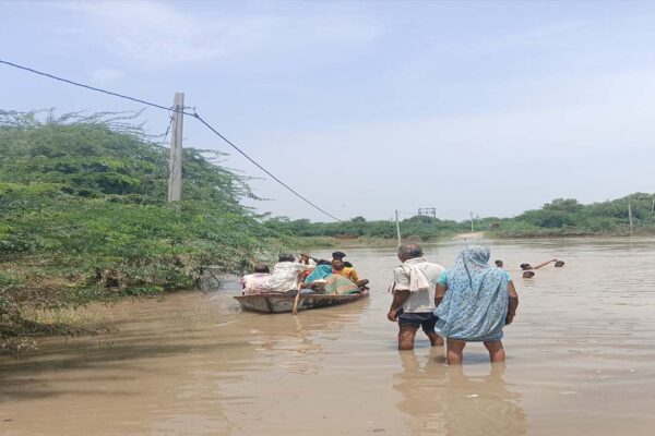 Hamirpur: Maudaha Flooded for Over 72 Hours, Relief Efforts Fall Short as Residents Struggle with Hunger and Displacement | Hamirpur News: मौदहा में बाढ़ से हाहाकार जारी, 72 घंटे बाद भी नहीं मिली राहत; रात में बांटे गए लंच पैकेट