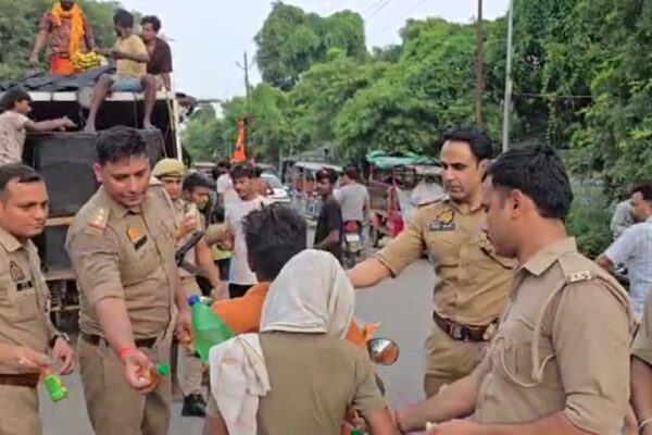 CO Anuj Chaudhary from Chandausi, Sambhal, wins hearts by showering flowers on Kanwariyas and engaging in their service. | Sambhal News: कांवड़ियों की सेवा में जुटे सीओ अनुज चौधरी: पुष्पवर्षा कर दिखाया मानवीय चेहरा, इंस्पेक्टर ने की पैरों की मालिश