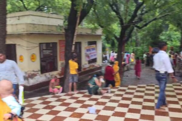 Etah News|crowd of devotees gathered at Shiv Temples on Second Monday of Sawan in etah| Newstrack samachar | Etah News: सावन के दूसरे सोमवार को शिवालयों में उमड़ा श्रद्धा का सैलाब, तेज बारिश में भी भक्तों की भारी भीड़