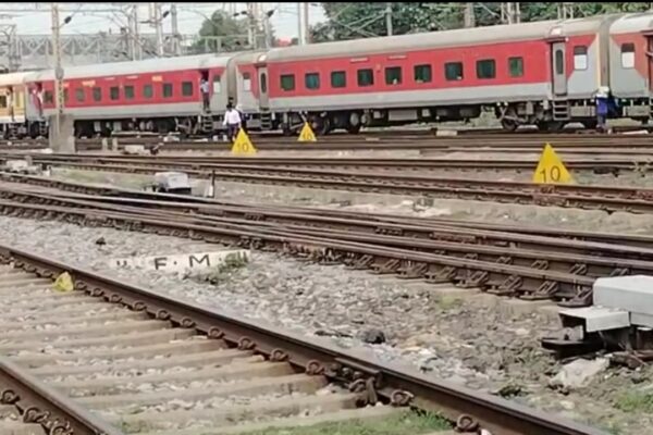 Chandauli News| Stall Owners doing illegal Business at ddu junction in chandauli| UP News in Hindi| Newstrack samachar | Chandauli News: अवैध वेंडरों ने बदल पैंतरा,स्टाल वाले करा रहे अवैध कार्य, रेल प्रशासन मौन