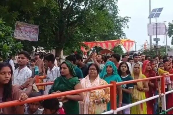 Auraiya News|crowd of devotees gathered at Devkali Temple on Second Monday of Sawan in Auraiya| Newstrack samachar | Auraiya News: सावन के दूसरे सोमवार पर देवकली मंदिर में उमड़ा आस्था का सैलाब