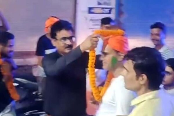 Bareilly’s Mirganj Sets Example of Communal Harmony: Muslims Welcome Kanwariyas with Flowers and Garlands | Bareilly News: बरेली के मीरगंज में सांप्रदायिक एकता की मिसाल: मुस्लिमों ने कांवड़ियों का फूलों से किया स्वागत