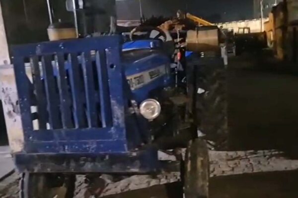 Police in Moradabad’s Mundhapande area seized a tractor-trolley involved in illegal soil mining during a late-night raid. | Moradabad News: मुरादाबाद में अवैध खनन पर रात में पुलिस की बड़ी कार्रवाई, ट्रैक्टर-ट्रॉली समेत औजार जब्त